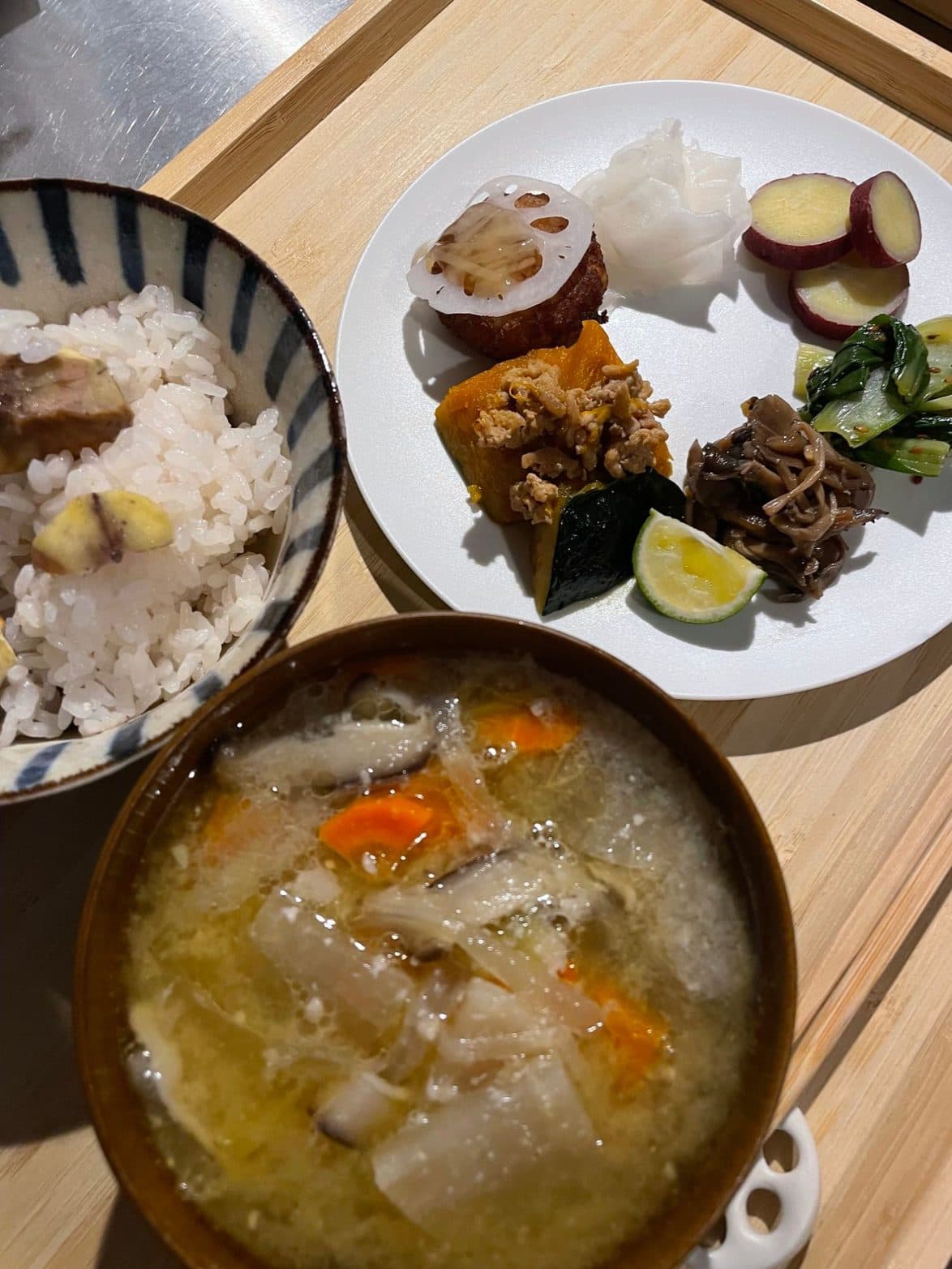2026/10/11 の季節の野菜プレート、栗ご飯と豚汁