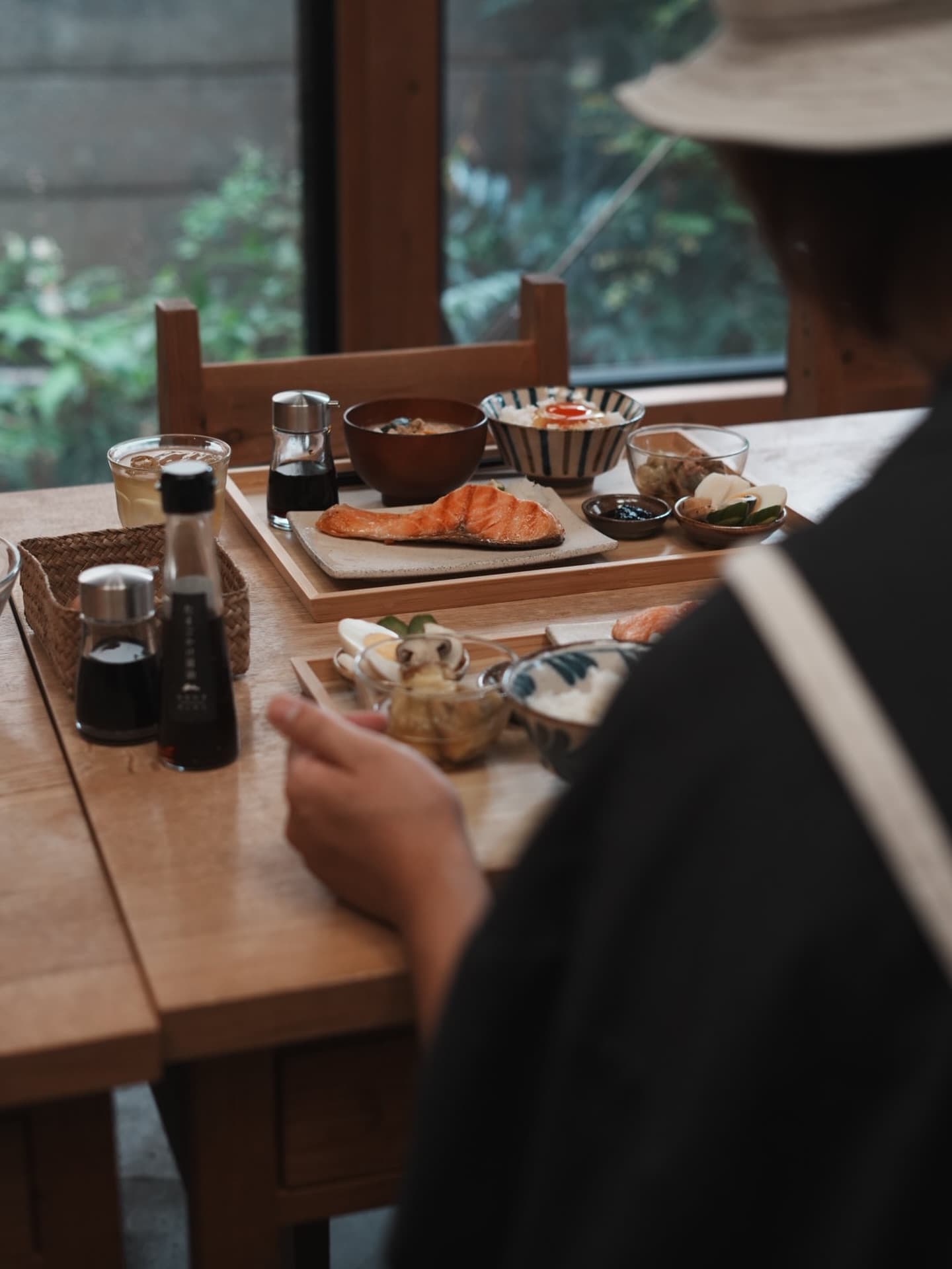 野々の朝ごはん定食。焼き鮭、卵かけご飯、味噌汁、小鉢、お茶